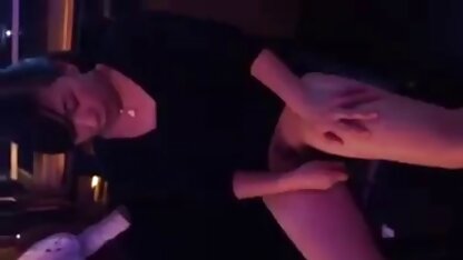 Lovelace déplaçant sa bite dans la bouche de la cabane et admirant ses seins dans la chambre à video tukif mature coucher