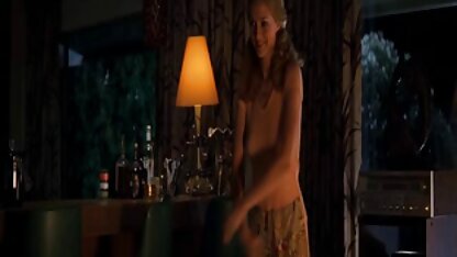 Fétichisme des pieds avec salopes de matures des collants noirs et une chemise poser devant la webcam