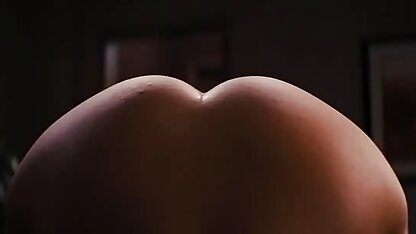 Un ami a frappé une jeune fille dans un chapeau avec un tatouage sous la forme d'un baiser salopemature sur le cul et éjacule sur la poitrine