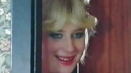 Une jeune mature blonde cochonne poupée avec une robe bleue sucer homme