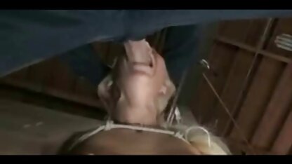 Jeune femme avec de salopes francaises matures petits seins habillé en bleu se masturbe sur le canapé
