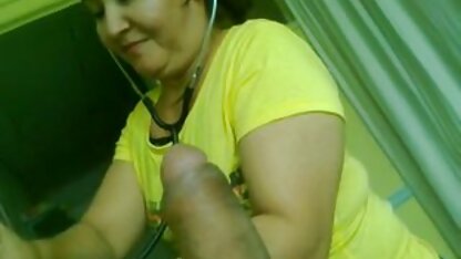 Une femme 60 ans cochonne fille avec des pinces à linge dans les cheveux glissant ses lèvres le long du lingga sélectionné et lui a donné le point dans la salle de bain
