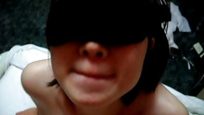 Une femme tchèque avec une jupe et un pull le prend dans la bouche de son videos salopes matures amie et le donne à son vagin dans le jardin