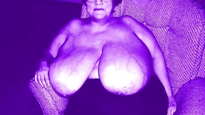 Une étudiante avec un tatouage sur son corps et en matures salopes francaises bas noirs assis sperme dans un faux boulon épais