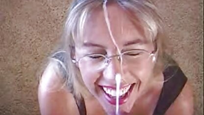 Lesbienne masseuse ayant salopes francaises matures sexe avec client dans la canapé