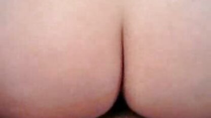 Brunette dans le capot est une chienne matures salopes et sauter sur la longue bite du marié dans une cravate