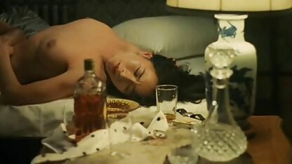 La brune a serré la main de son femme de 60 ans cochonne ami et lui a caressé la langue