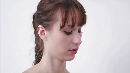 Mec marteler deux membres d'une bite brune dans le matures tres salopes salon