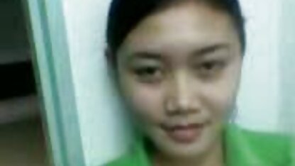 Sportive se masturber devant la belles salopes matures webcam sur le lit