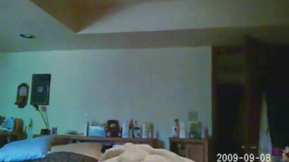 L'homme vissant doucement la blonde video de salopes matures dans la chambre à coucher et éjacule dans la bouche