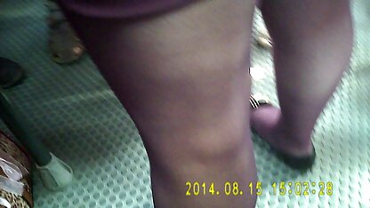 Les jeunes filles profiter de l'argent dans la salle de bain salopes matures nues