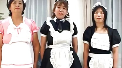 Un modèle avec une jupe courte et des gants salopes francaises matures blancs caressant des jambes minces avec un bas transparent