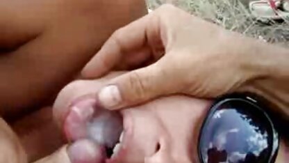 La blonde aux yeux bruns dorlote vieilles matures vicieuses son petit ami avec une pipe et se frotte la bite avec le trou du cul corné