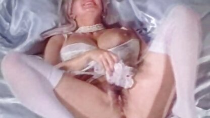 Busty maman donner vieilles matures vicieuses à un homme une pipe sur le sol