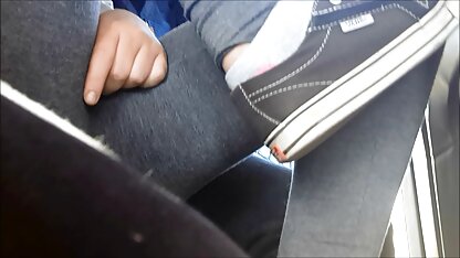 L'homme a jeté une mère russe Sur le canapé et l'a tirée salopes matures poilues vers les membres