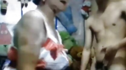 Une femme aux cheveux noirs se plaît dans belles matures salopes une chambre d'hôtel