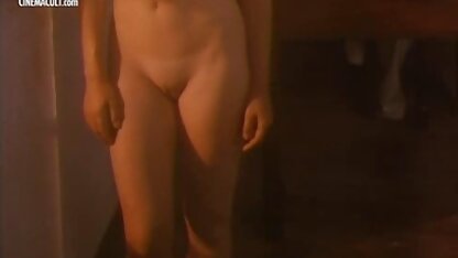 Mère avec gros seins femme mure bcbg appréciant Cooney lay sur la canapé