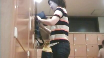 Fille avec des shorts courts videos salopes matures lécher les vieux mamelons et sucer sa petite chatte
