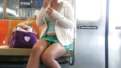 Un homme aide une femme aux larges épaules à ouvrir sa chemise et à pousser salopes matures poilues le tronc dans son entrejambe