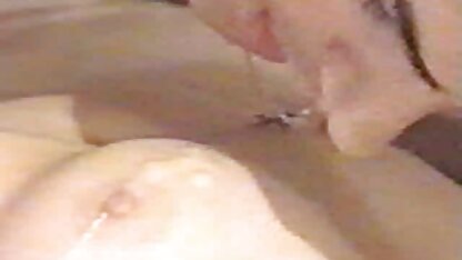 Ardent kralya dans le lit posant Pipe femme 60 ans cochonne Baise flasque hommes