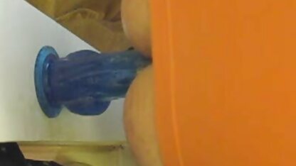 Un voisin a aidé une mère qui Torse remplacer le mures et cochonnes robinet et sa bite avec un chapeau dans la salle de bain