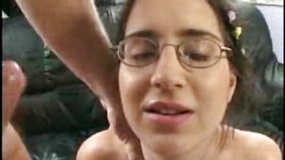 Lovelace dip envoie la mère à salopemature la peau brune d'un maillot de bain avec de la salive et pousse la tige dedans
