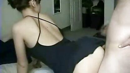 Souple fille en jupe brille avec un salopesmatures chapeau rasée