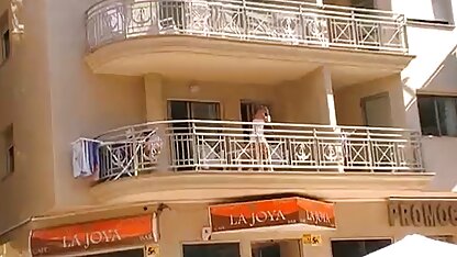 Un homme chauve a de la femmes mures et salopes beauté dans des vêtements blancs dans le cul
