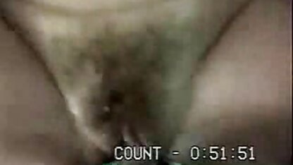 Rousse fille éjacule femme de 60 ans cochonne de fisting dans le tapis léopard