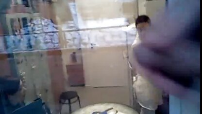 La femme fait une fellation à son mari et fait l'amour matures salopes dans une pose de cavalier