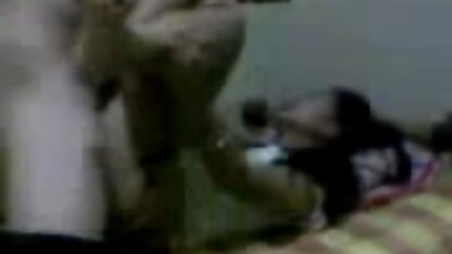 Tatoué Macho et son ami en tirant simultanément le gode dans la chatte et le cul matures salopes poilues