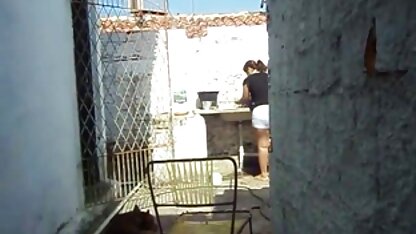 Une fille maigre en matures salopes nues bas rayés accroupie dans le pénis après une pipe