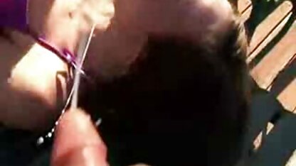 Lesbiennes matures cochonnes en streaming avec petite langue baiser les uns les autres dans le lit