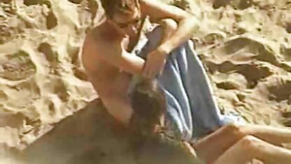 Petite amie baise jeune copine dans le sexe anal et de matures salopes sperme sur ses seins