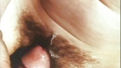 Bbw avec des bas maturesalope rouges montre son corps