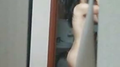 Deux milf baise dans un bus salopes de matures avec un masque
