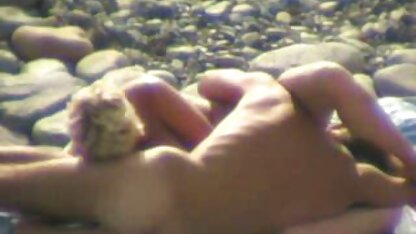 Mariée masturbation salopemature Chatte poilue à travers la culotte sur le canapé