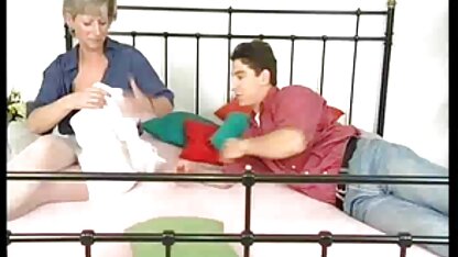 Maîtresse vissage salopes matures nues brune sur le lit dans le cul