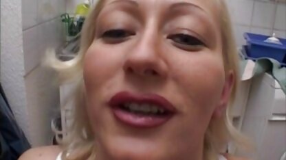 Fabricant lécher belles matures salopes le vagin d'une fille mince en pantalon blanc