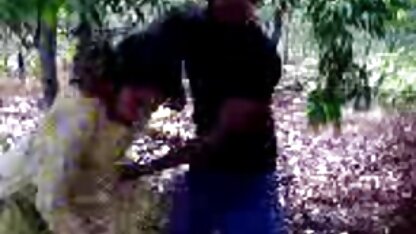 Deux mecs rugueux arracher chienne dans la bouche et la matures tres salopes chatte sur le canapé bleu