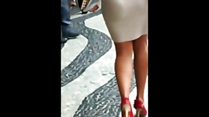 Brunette se visser avec un gode dans la matures salopes nues chambre à coucher