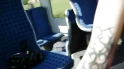 Sous le flux de l'âme, une femme accroupie apporte des courgettes avec une banane matures francaises salopes dans le cul