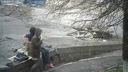 Chienne dans une robe grise montrant cochonnes mures son entrejambe sont rasés dans l'appartement