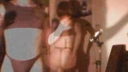 Un homme avec des lunettes vieilles matures vicieuses de regarder un homme noir avoir des relations sexuelles avec une jeune fille sur le canapé