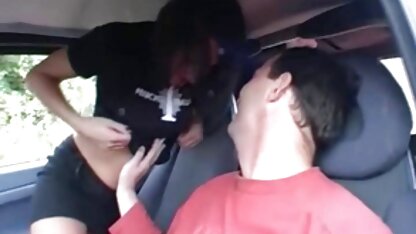 Fille caressant jeune blonde vagin avec la langue et insérer le pénis en matures françaises cochonnes elle