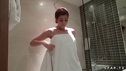 Baise un pervers avec un gode épais et la salopemature paume de sa main