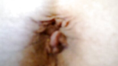 Macho mature bien cochonne à la peau foncée baise le sexe anal maigre chatte poilue