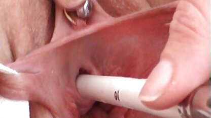 Fille en robes turquoise caressant le vagin sur matures cochonnes en streaming le canapé noir