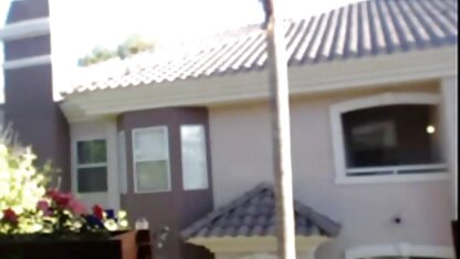 Sur le canapé, le mec chauve et musclé matures tres salopes baise dans le cul d'une fille débauche en pantalon