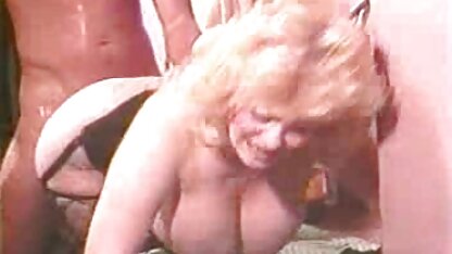 Copain tire cochonnes mures en haut MILF vagin boulons rempli avec gros seins